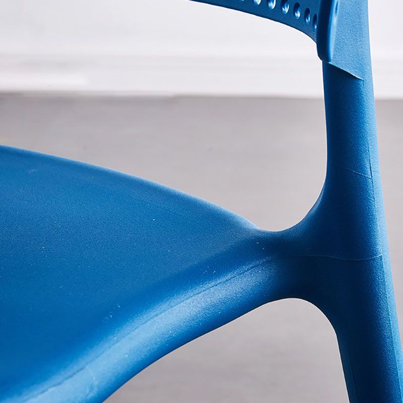 Plástico colorido que cena la silla lateral trasera abierta del estilo nórdico de las sillas sin brazos