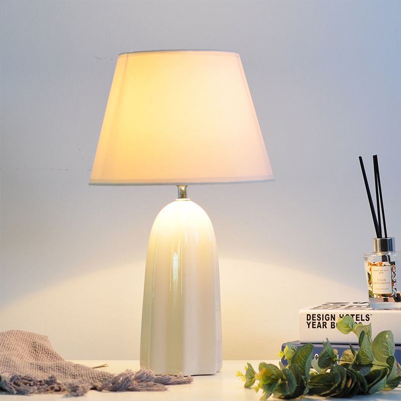 Beige/braun 1 Kopftischlampe traditioneller Stoff Stoff konisch Schatten Tischlicht für den Untersuchungsraum