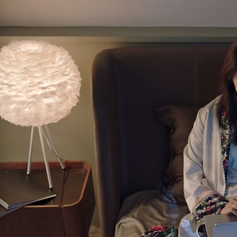 Lámpara de mesa de trípode nórdico Feather 1 Light Night Light con sombra de plumas de globo en blanco