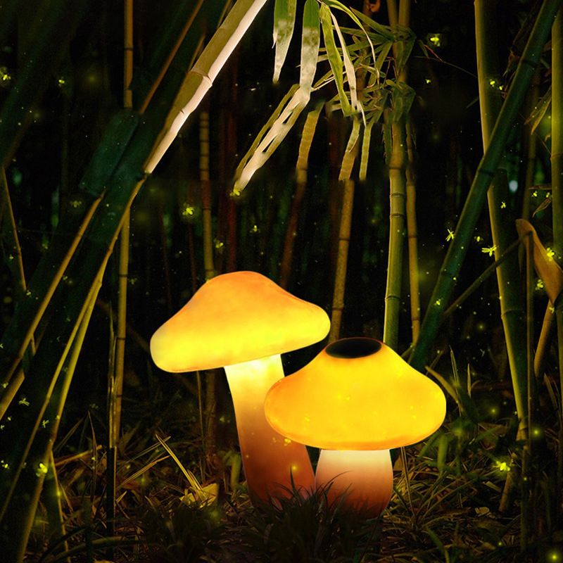 Resin Mushroom Shaped LED Lawn Lighting Artistic Yellow Stake Light for Courtyard
