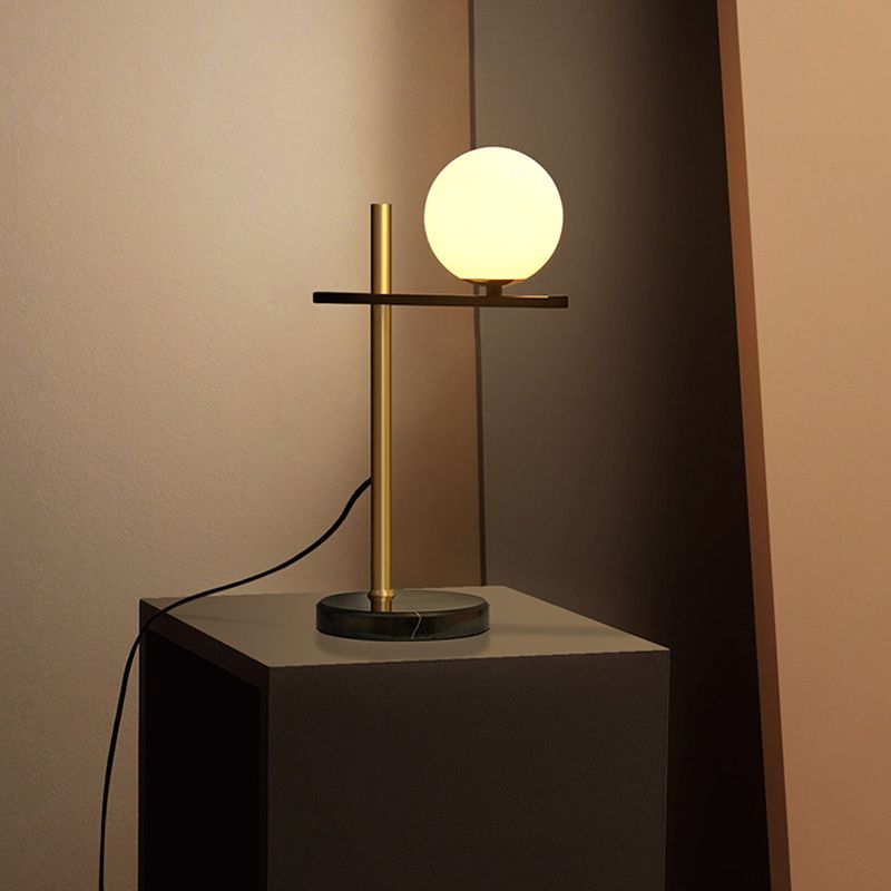 Lampada da comodino a sfera in vetro bianco Illuminazione moderna Lampada da notte in metallo nero e oro per soggiorno