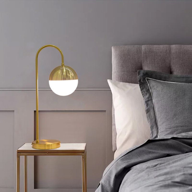 Una lampada da scrivania in metallo in stile decorazione postmoderna leggera per il soggiorno della camera da letto