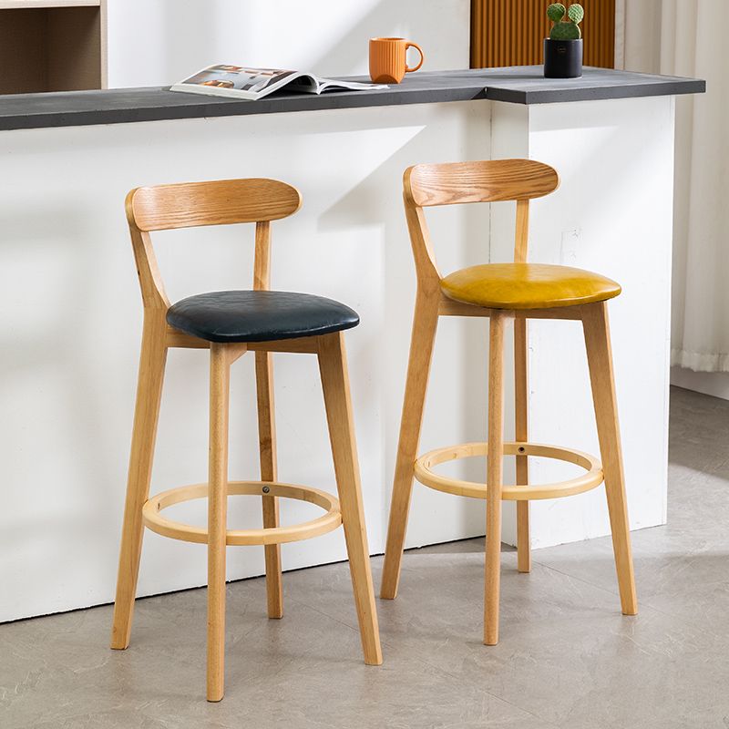 Moderner skandinavischer 27,95-Barhocker mit rundem Sitz und Holzsockel