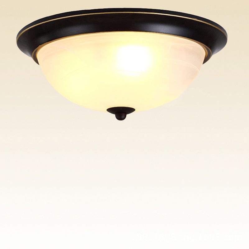 Kuppel-Unterputzleuchten. Traditionelle Deckenleuchten aus Glas für Schlafzimmer