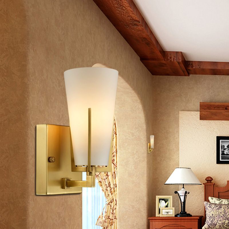 Lámpara de pared de vidrio helado de latón de luz cónica de 1 luces con placa cuadrada para dormitorio