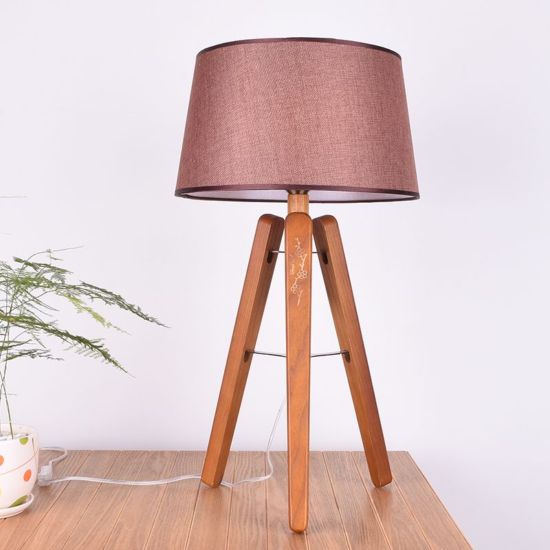 Lampada da comodino modernista a 1 lampadina con luce da scrivania affusolata in tessuto in marrone/beige con treppiede in legno