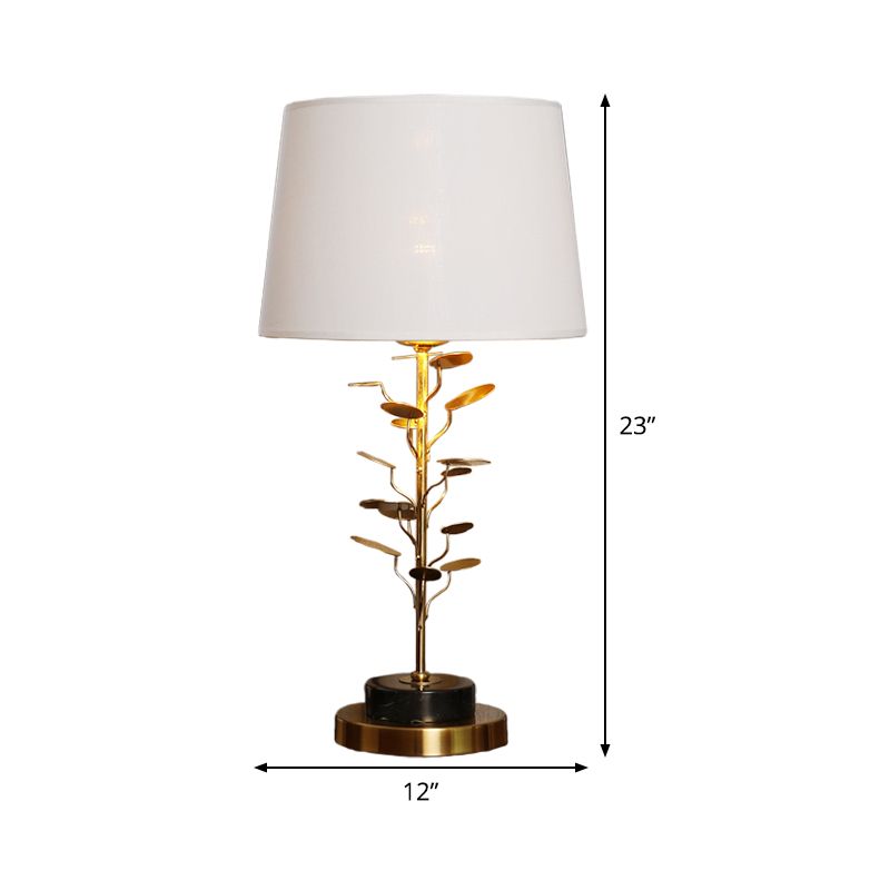 Lampada da tavolo conica moderna in tessuto 1 lampadina da lettura per libri in bianco con albero in metallo dorato