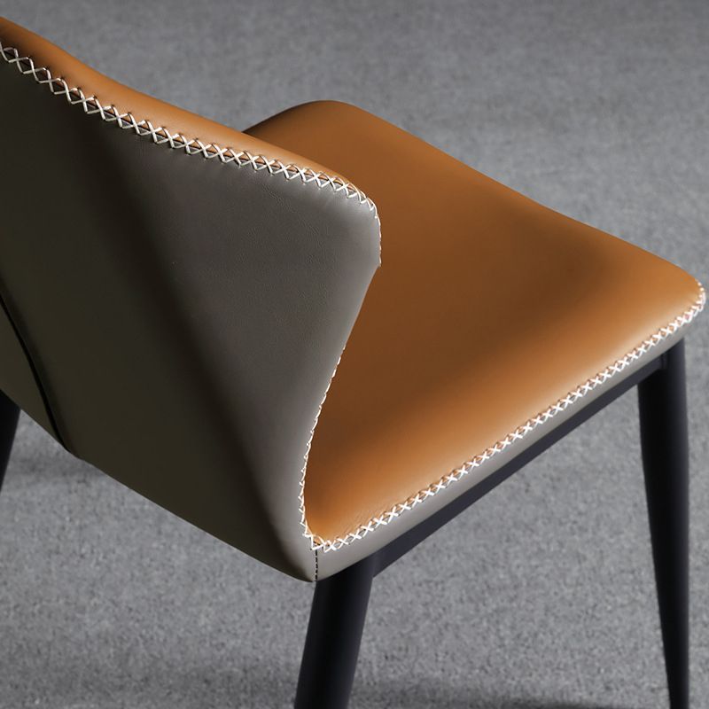 Chaise contemporaine sans accoudoirs, finition mate, chaise d'appoint incurvée en cuir à oreilles pour salle à manger