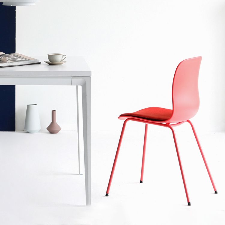 La salle à manger en plastique contemporaine préside des chaises de salle à manger en métal sans bras pour un usage domestique