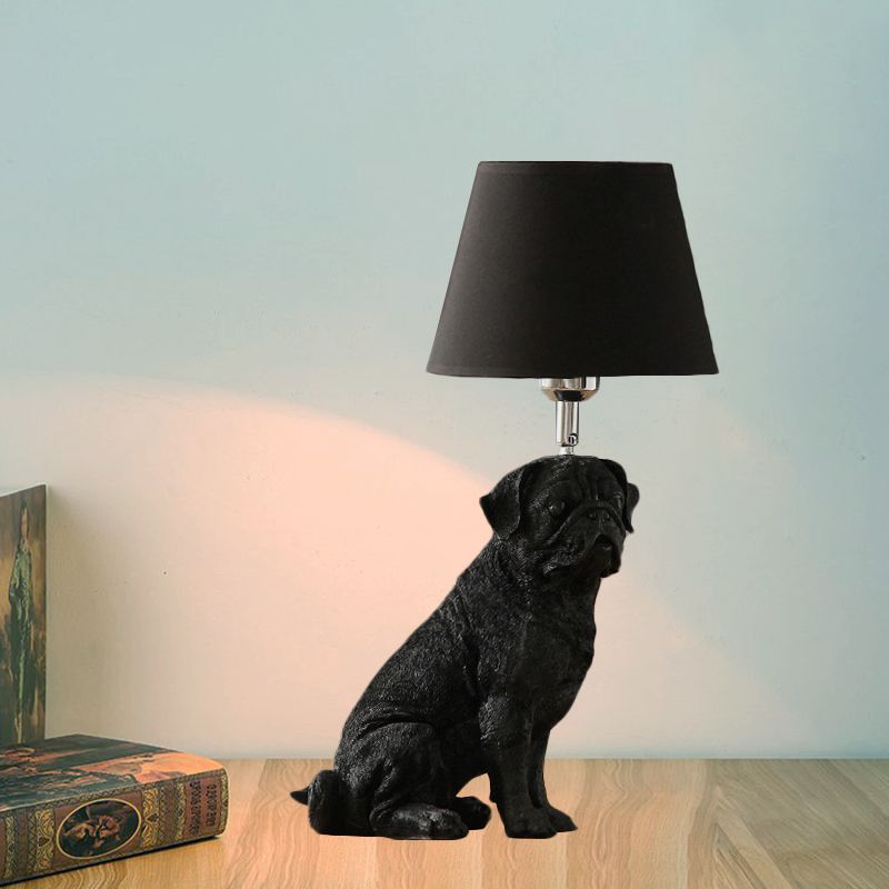 1 Glühbirne Stoff Nachtisch Licht traditionelle schwarze Schlagzeugschlafzimmer Nachttischlampe mit Harzhund Basis