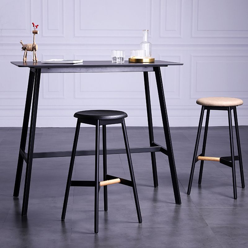 Taburetes de bar negros industriales sin respaldo de madera y metal con asiento redondo