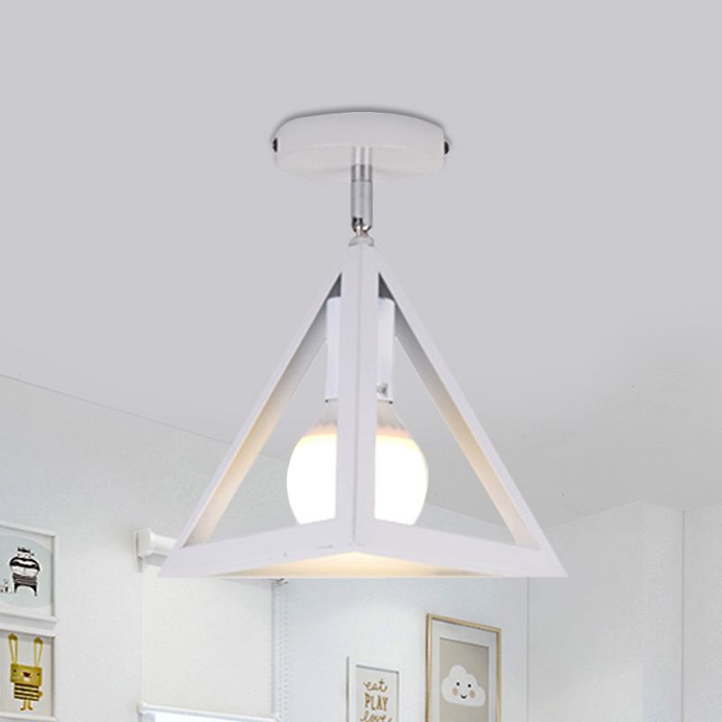Lámpara de techo semi empotrada de jaula de alambre industrial retro con pantalla triangular Lámpara de techo de metal de 1 cabezal en negro/gris/blanco