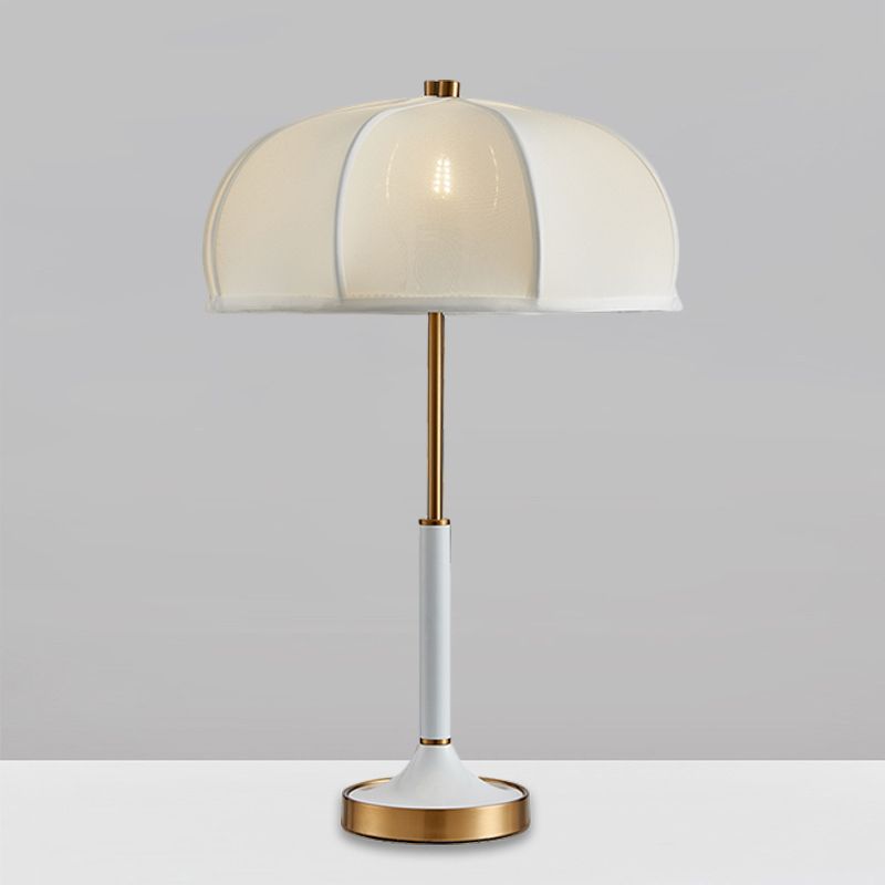 Lampada da scrivania a lampadina singola dorata Lampada da lettura notturna con ombrello in tessuto tradizionale per soggiorno