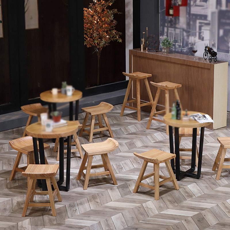 Taburete de bar interior contemporáneo de madera maciza con reposapiés y asiento de madera