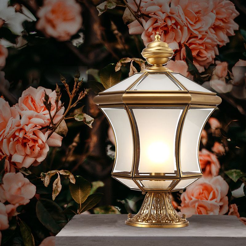Lampada da lanterna curva in bronzo con illuminazione minimalista a 3 lampadine in vetro smerigliato