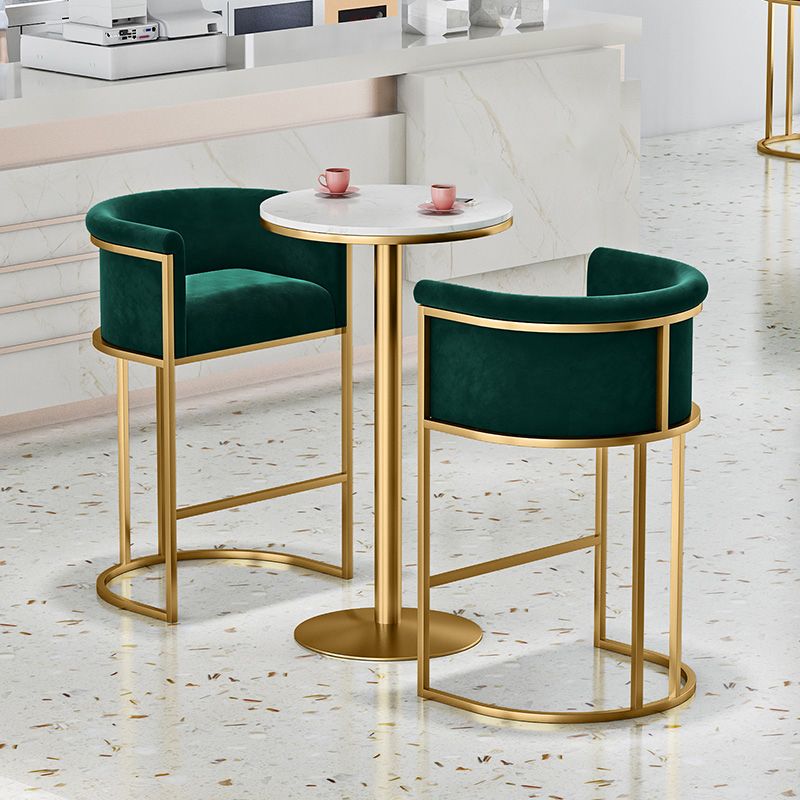 Glam Armlehnen-Rückenlehnen-Thekenhocker, Eisen-Café-Barhocker mit Samtkissen und Pedal