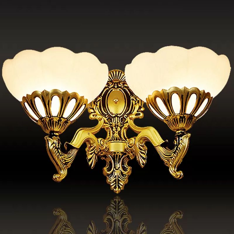 Montaggio murale lattente di vetro lattiginoso Antique a 2 teste Idee di illuminazione a parete in bronzo