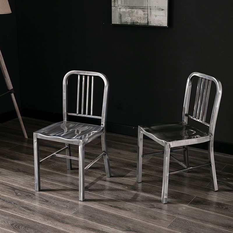 Chaise de salle à manger industrielle Windsor Back Side Atty avec des jambes en métal pour un usage domestique