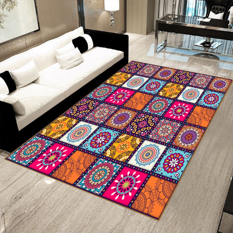 Tapis à imprimé en mosaïque à fleurs multicolo