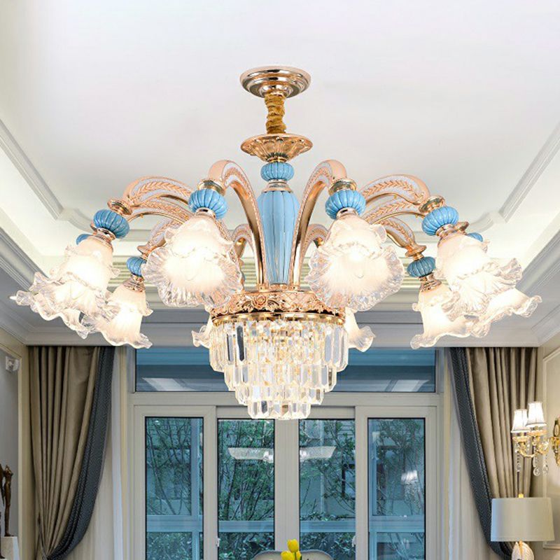 Chandelier floral blanc givré chambre à coucher antiquée