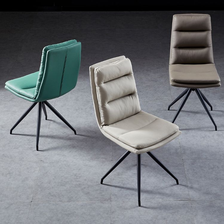 Sillas modernas de cuero de imitación con 4 patas de comedor de patas de metal de acabado negro para el hogar