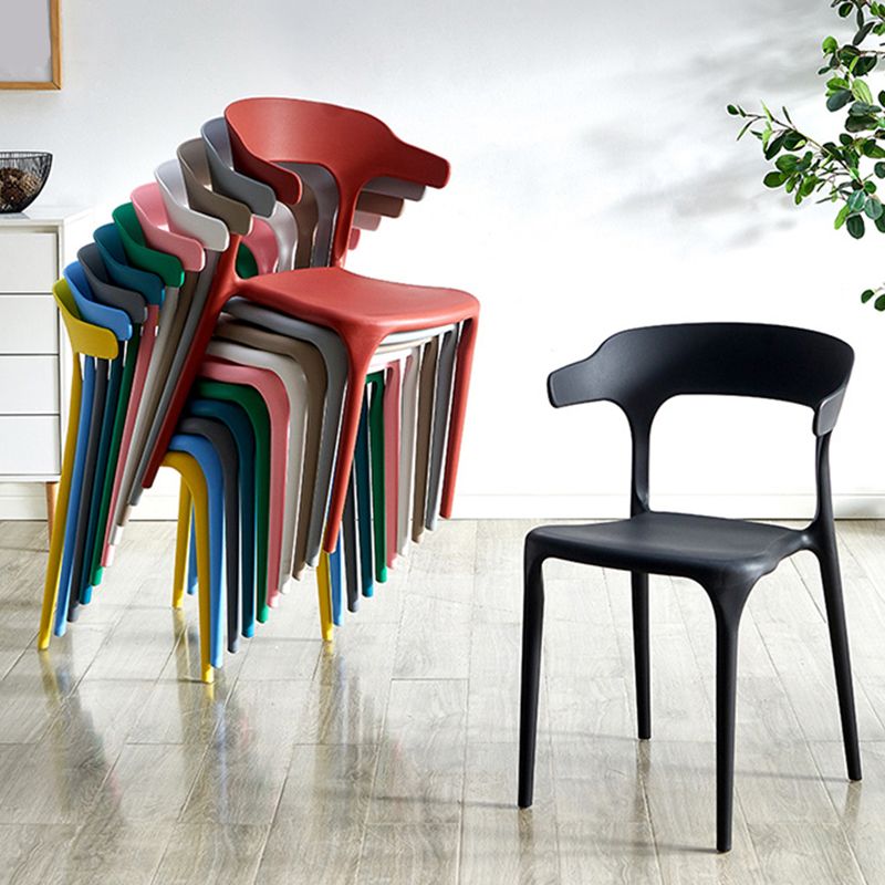 Silla lateral apilable de plástico escandinavo con respaldo abierto y acabado mate