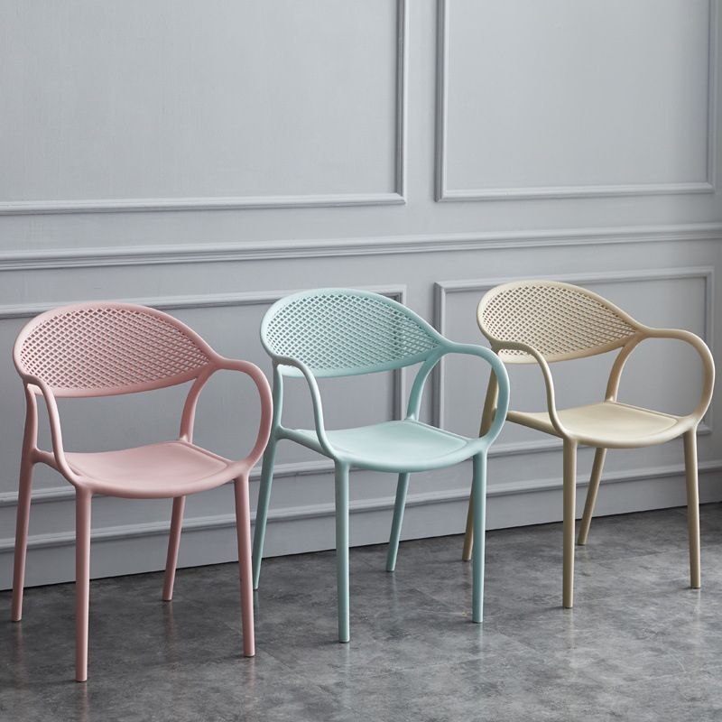 Sedia da pranzo in plastica moderna per interni moderni.