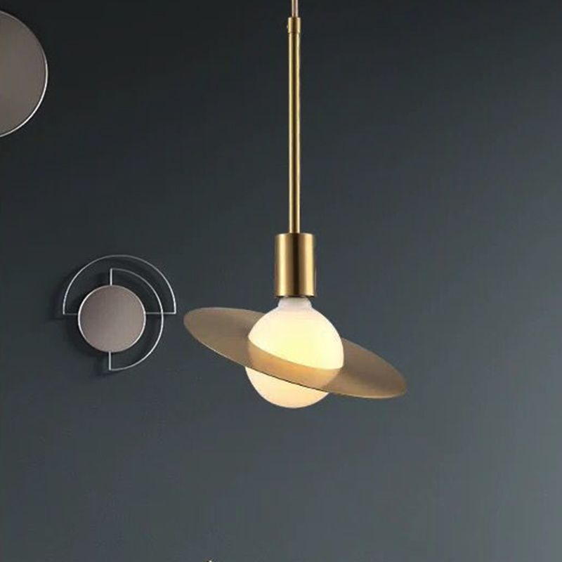 Lámpara colgante de órbita posmoderna vidrio blanco 1 cabezal kit de luz colgante con sombra de metal de disco dorado