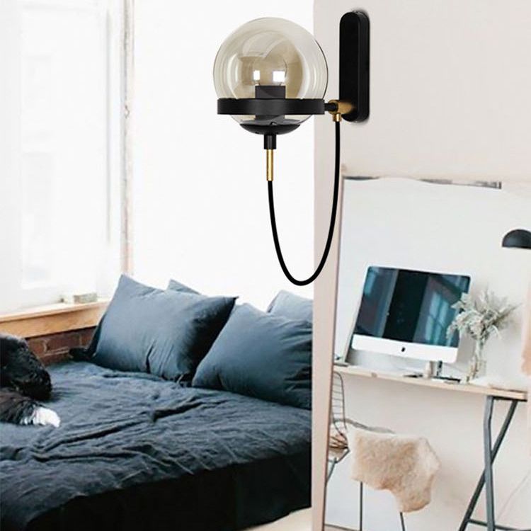 Moderne creatieve smeed met een enkele wandlamp met ijzeren bol hangen muurlicht met glazen schaduw