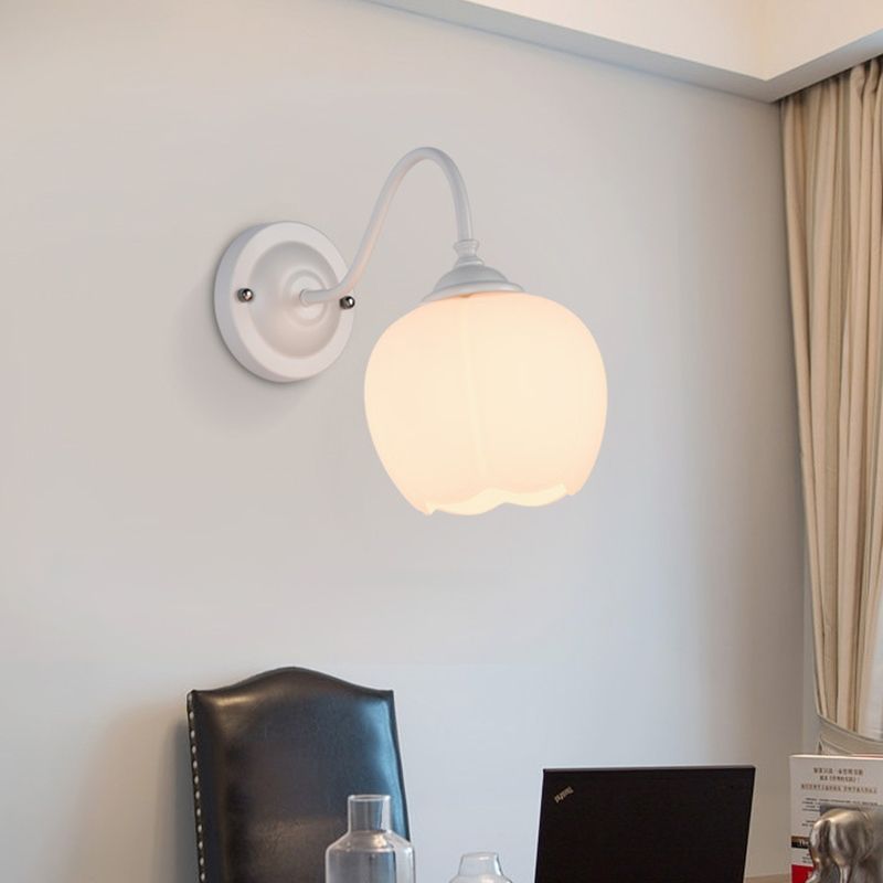 1-Licht-Blütenknospen Wandleuchte Lampe Land weiße Glaswandbeleuchtung mit Schwanenhalsarm