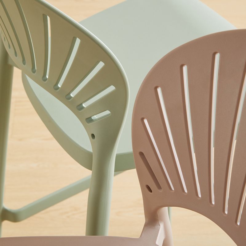 Taburete de bar de plástico de estilo moderno con reposapiés, taburete de bar apilable para exteriores con respaldo bajo