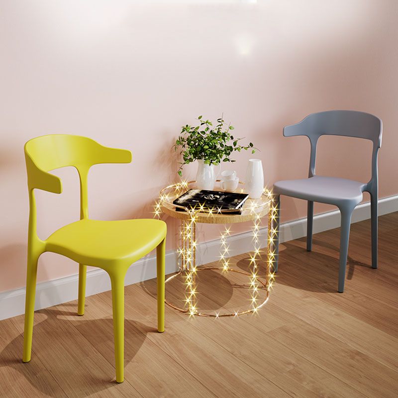 Silla de comedor moderna de plástico con acabado mate y respaldo abierto