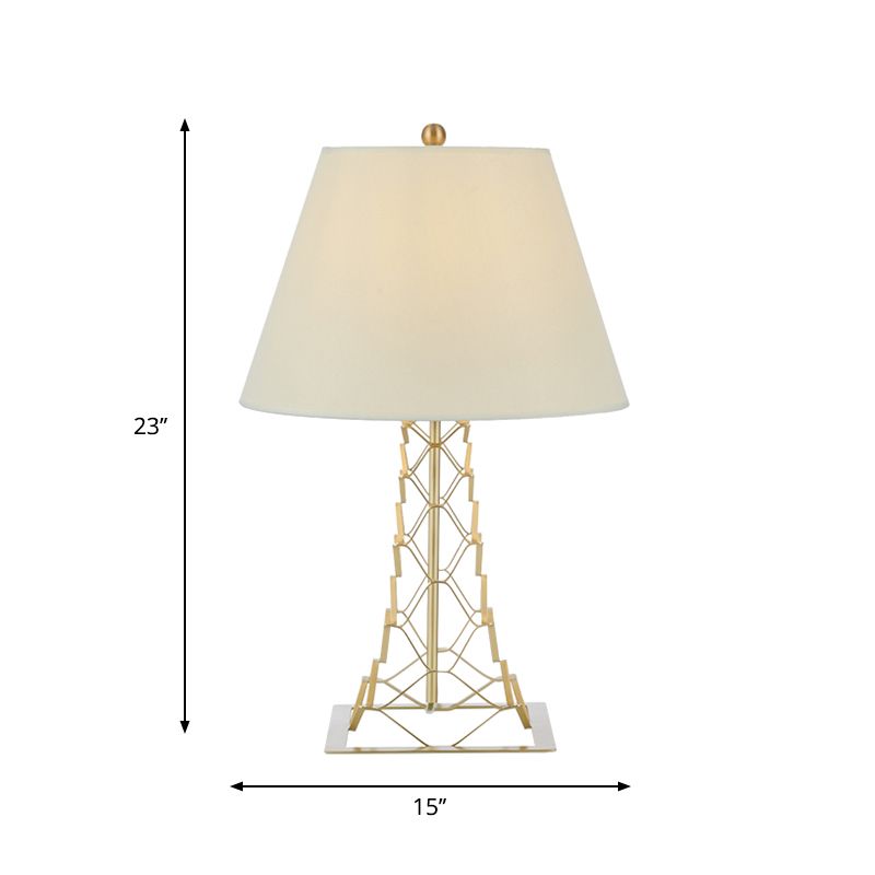 Lampada da tavolo con struttura a torre Lampada da notte moderna in metallo con finitura dorata a 1 lampadina con paralume conico in tessuto bianco