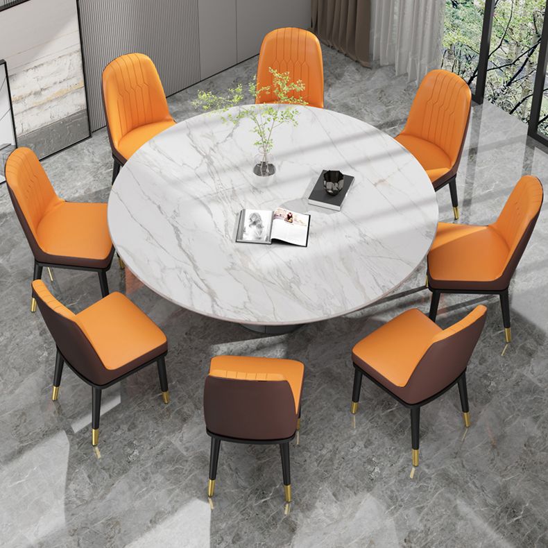 Chaises de salle à manger en métal de style scandinave.