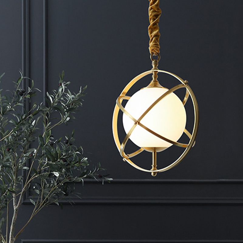 Accesorio de iluminación colgante de órbita de latón posmoderno 1 cabeza de metal colgante con sombra de vidrio blanco