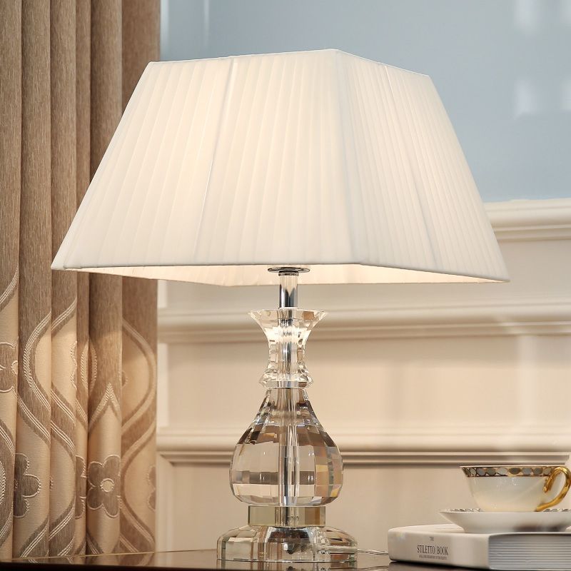 1 Kopf Vase Form Tabelle Licht modernistische handgeschnittene Kristall kleine Schreibtischlampe in Weiß