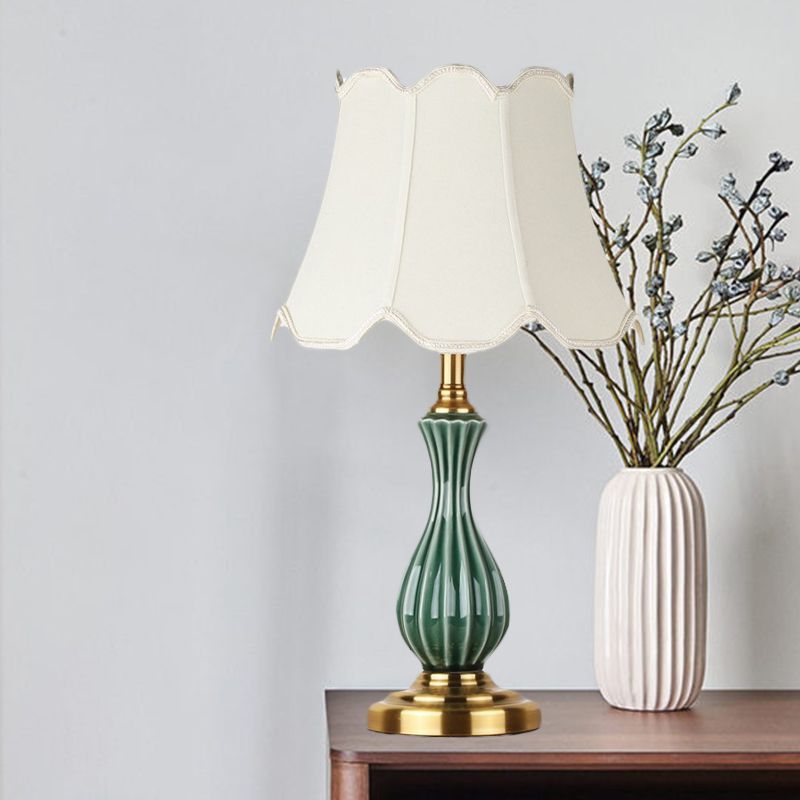 1 Glühbirnen-Stofftischlampe Traditionelle weiße, überbesserte/konische Schlafzimmer-Nachttischbeleuchtung mit Keramik-Urnen-Förster-Basis