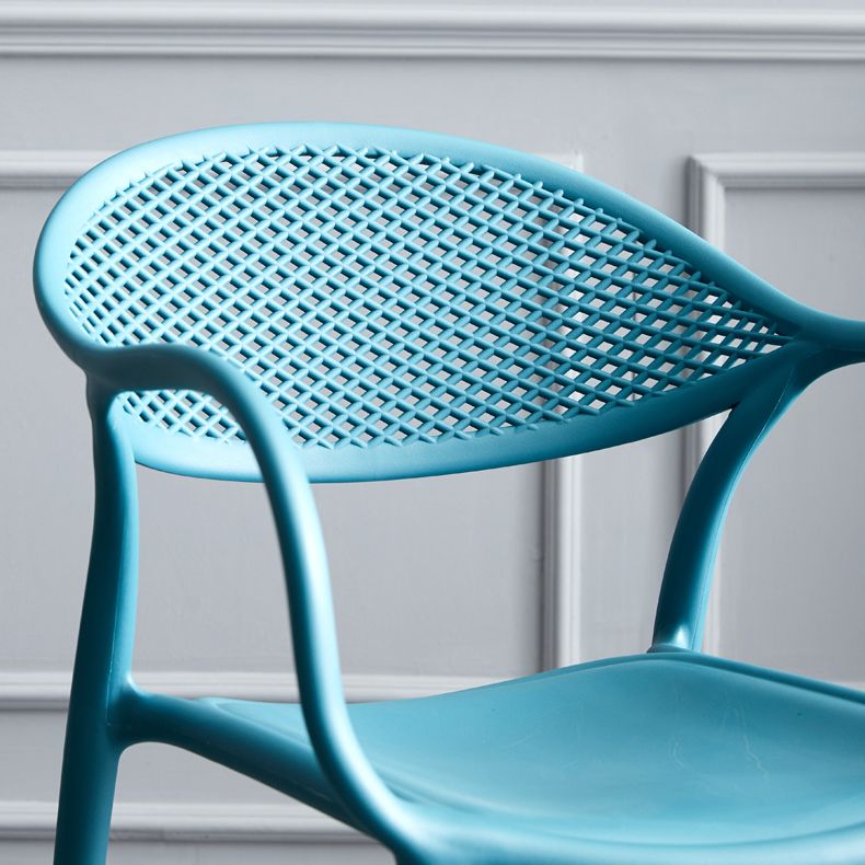 Sedia da pranzo in plastica moderna per interni moderni.