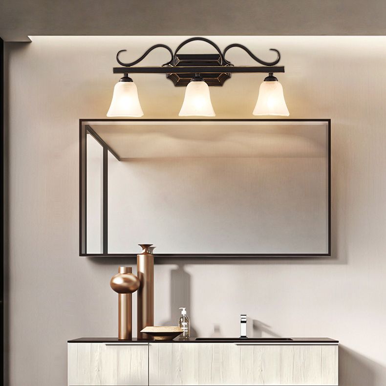 Traditionelle glockenförmige Leuchtenleuchte Glaswandmontage in Schwarz montiert