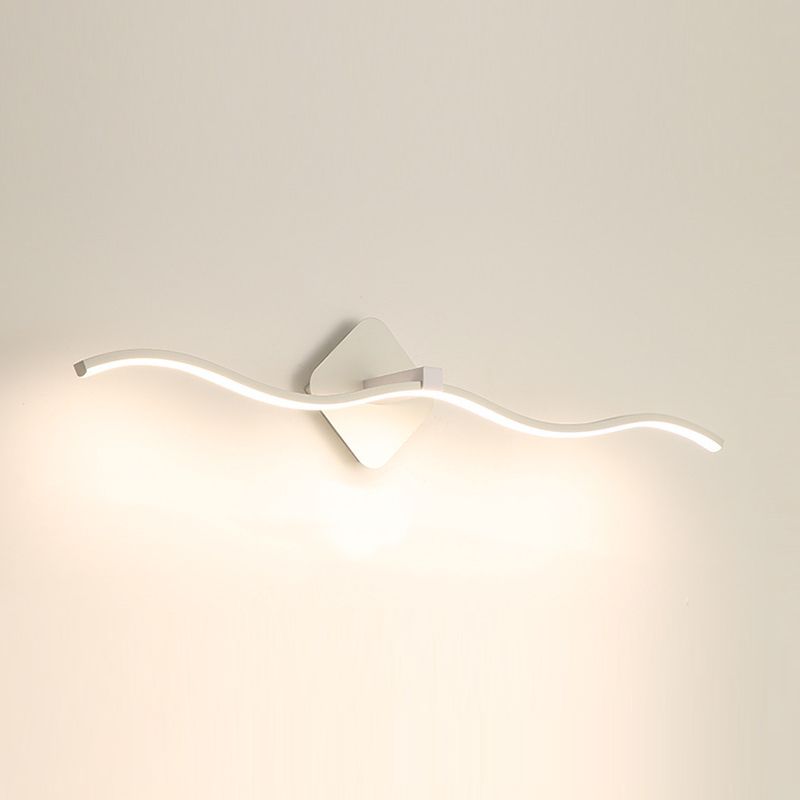 Vanité métallique moderne Lumière miroir à LED de forme linéaire pour salle de bain
