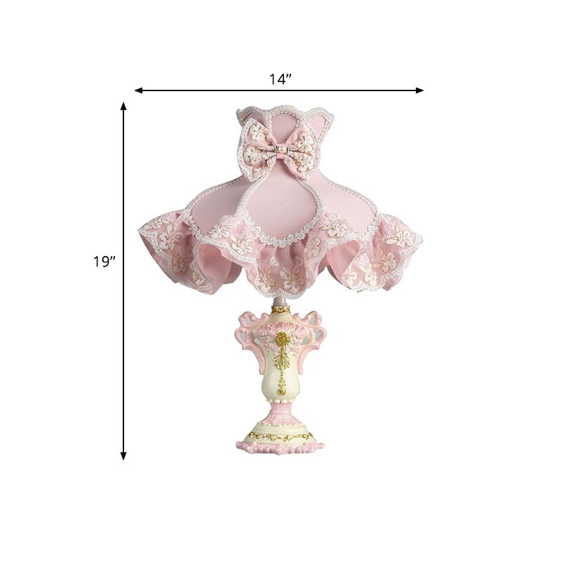 Royal Dress Girl's Bedside Night Lamp Fabric 1-Light Kids Style Table Light avec base sculptée en rose