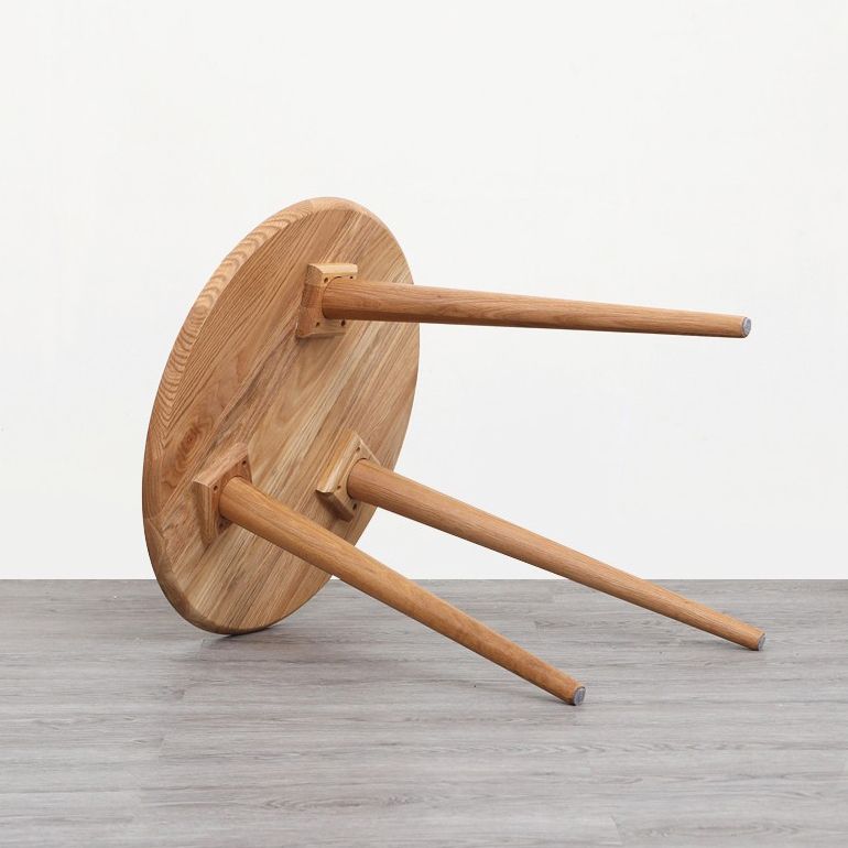 Contemporary Round Dining Table Oak Solid Wood Table with 3 Legs for Dining Room