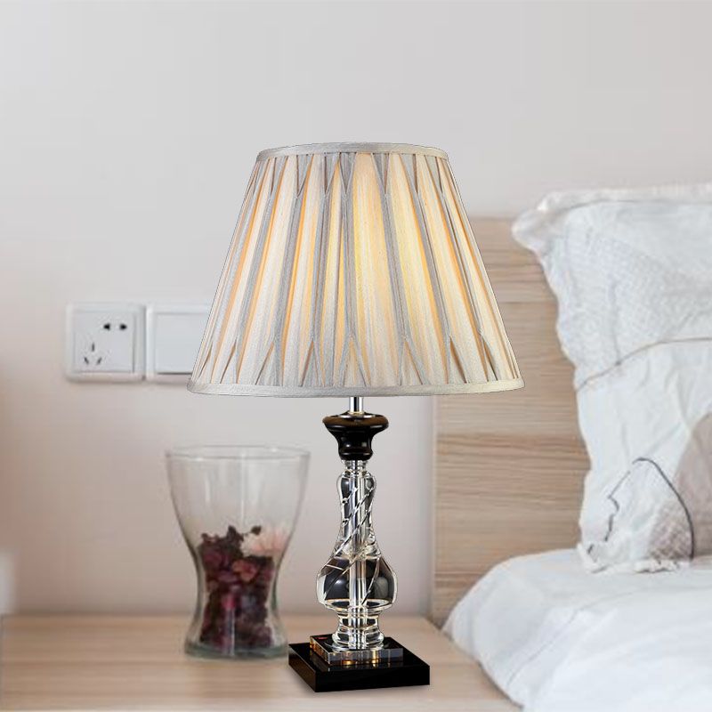 Lámpara de mesita de noche Minimalism Bell, 1 luz nocturna de tela ligera en gris crema con base de cristal translúcido