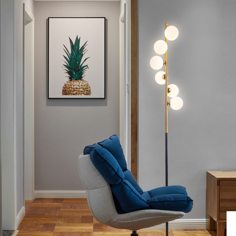 Minimalistischer Ball stehende hell weiße Glas Studienraum LED LEAHE LEITUNGSBESTELLUNG mit Spiraldesign in Schwarz und Gold
