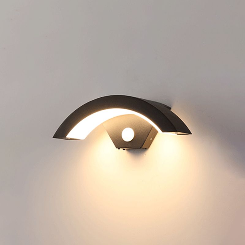Geometric Shade Metal Wall Sconce Modern Style Single Light Wall Mounted Light in Black