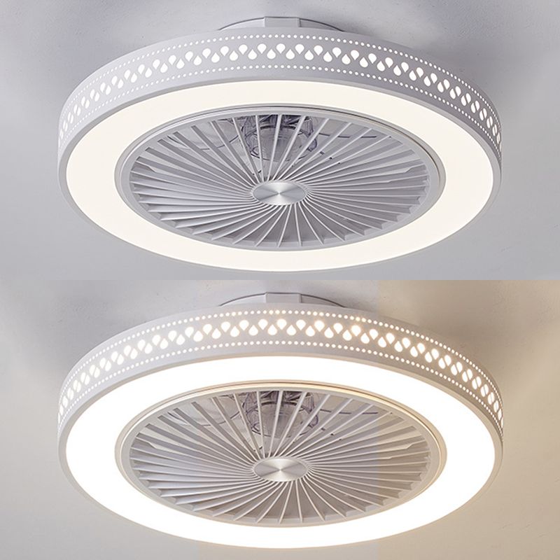 Weiße ausgehöhlte Lüfterlampenleuchte moderne LED-Metall-Halbblüte für Schlafzimmer