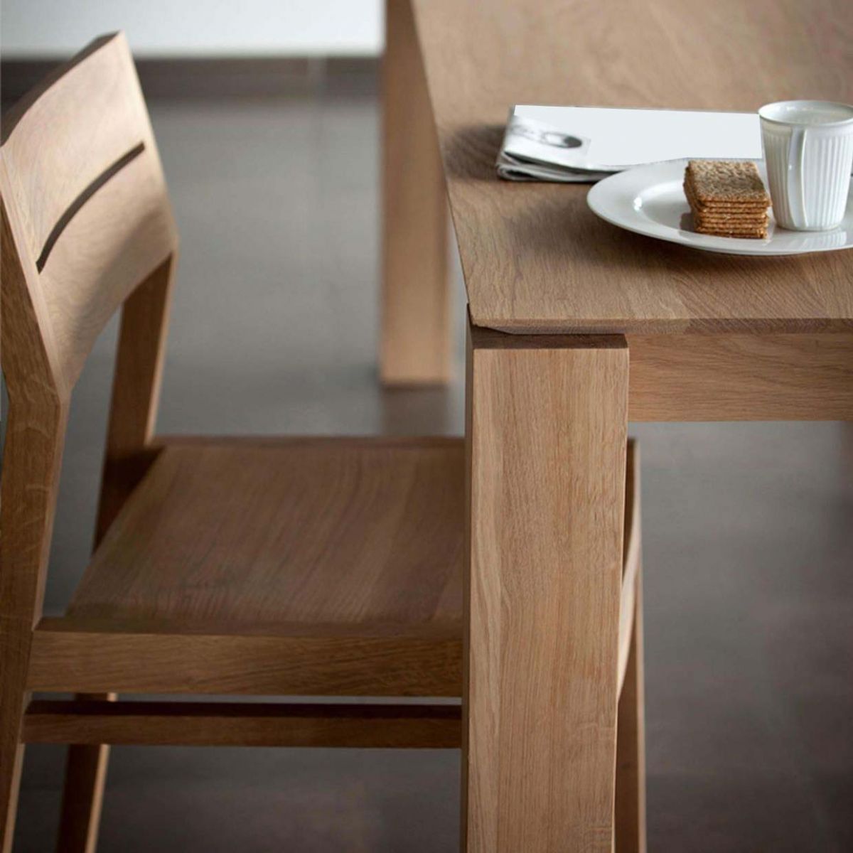 Modern 4 Legs Pedestal Dining Table Pine Wood Table for Dining Room
