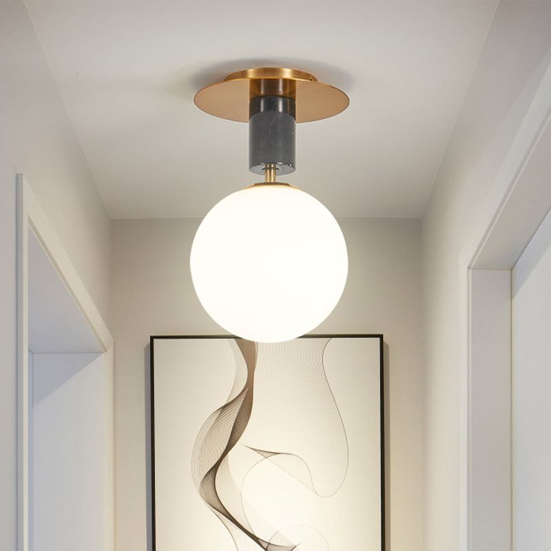 Matglazen bolvormige inbouwverlichting Minimalistisch 1/2-licht plafondgemonteerd armatuur in goud voor slaapkamer