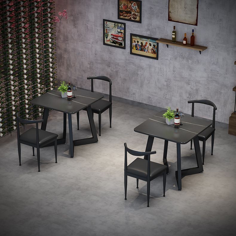 Mesa de comedor de estilo industrial Mesa de comedor de piedra sinterizada negra con base de metal