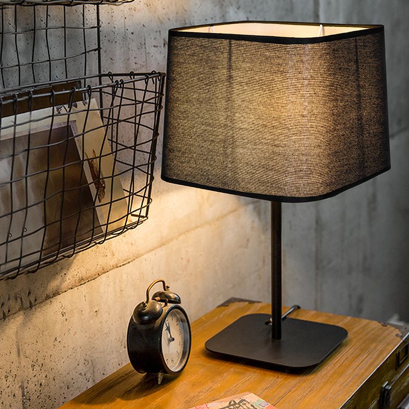 Simplicity Lámpara de mesa de noche con 1 bombilla, lámpara de escritorio enchufable cuboide negra con pantalla de tela para mesita de noche